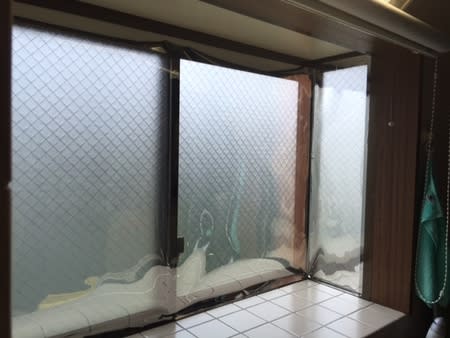 ザラザラガラスに窓用フィルムを内側に貼る方法があります 後で浮いてしまう時も有り 窓ガラスの暑さと地震対策に窓フィルム貼り 目隠しミラーならカーテンなしで外から見られず中からスッキリ 冷暖房効果アップ ザラザラガラスに窓用フィルムを内側に貼る方法があります 後で浮いてしまう時も有り 窓ガラスの暑さと地震対策に窓フィルム貼り 目隠しミラーならカーテンなしで外から見られず中からスッキリ 冷暖房効果アップ