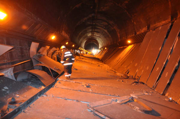 事故直後のトンネルの様子