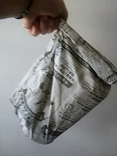 カトー折りの袋 裏返すと とても丈夫な新聞紙の袋 カトー折り ペーバークラフトで広げるエコ
