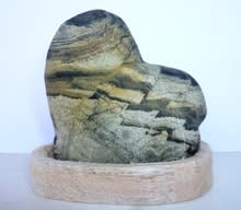 志摩の稲妻石 ～ 左右幅約7cm