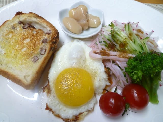 小豆もち麦パントースト 紫大根サラダ 目玉焼きで朝ごはん スローフードの朝ご飯 日々雑感 小豆もち麦パントースト 紫大根サラダ 目玉焼きで朝ごはん スローフードの朝ご飯 日々雑感