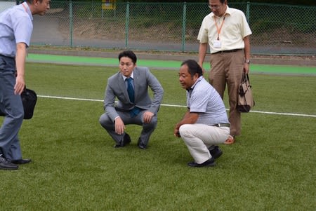 サッカー場の人工芝で流通経済大学を視察 茨城の若手政治家 橋本正裕のブログ
