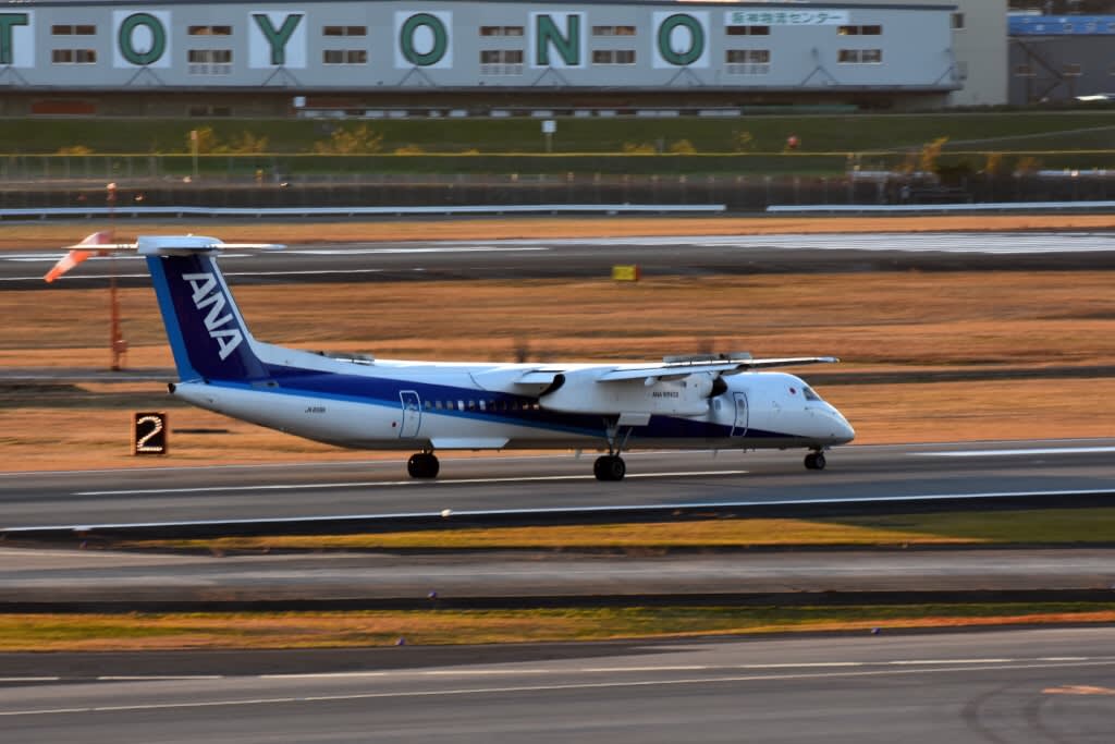 伊丹空港ではプロペラ機が頻繁に離着陸 ジェットエンジンかプロペラ機か ふくちゃんのブログ 飛行機 風景写真