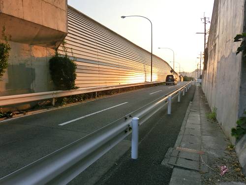 名神高速道路の防音壁を染める夕日 Sera の本棚