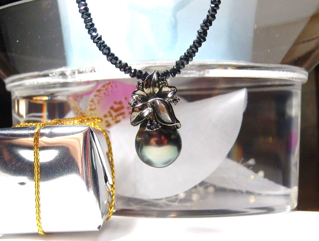 K18WG 南洋黒蝶シルバーグレイ真珠ペンダント - 腕時計、アクセサリー