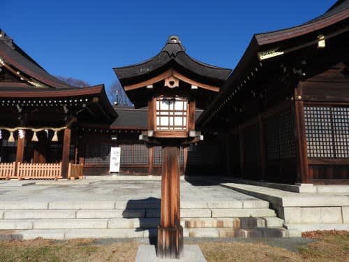 長野県護国神社拝殿前灯篭　楯懸魚（たてげぎょ）