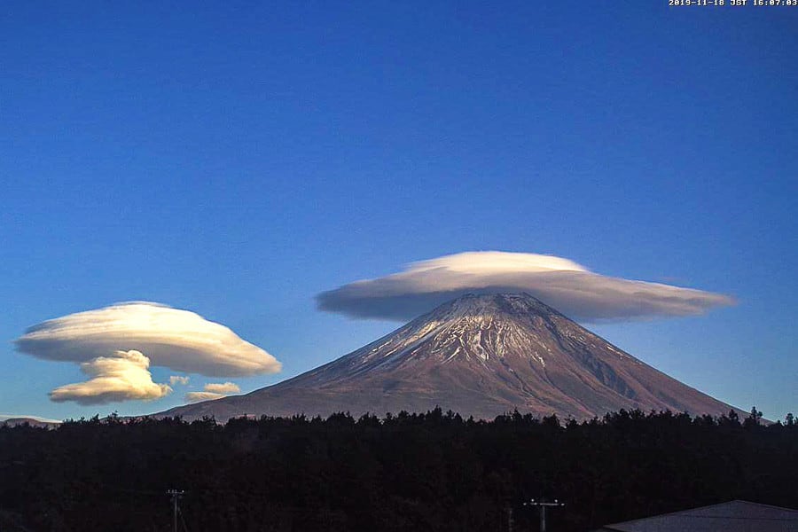 富士山のライブカメラ映像 その４ 2019年での笠雲 花と低山を目指して