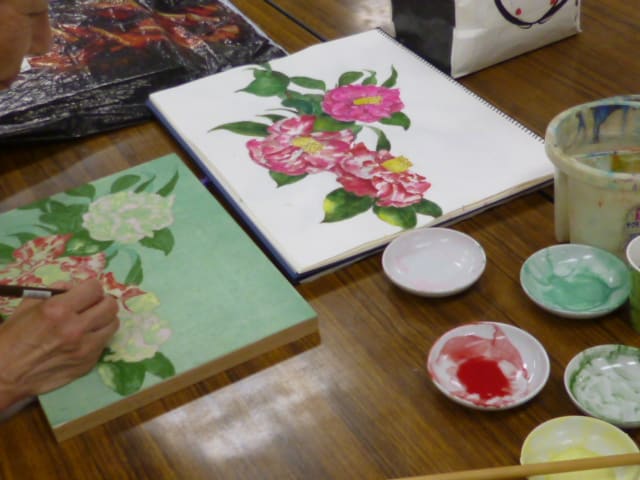 ちょっと贅沢な一週間の始め方、岩絵具の発色を楽しむ日本画教室紹介