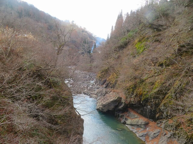 雪山とエメラルドグリーンの川 あの山この山越の里