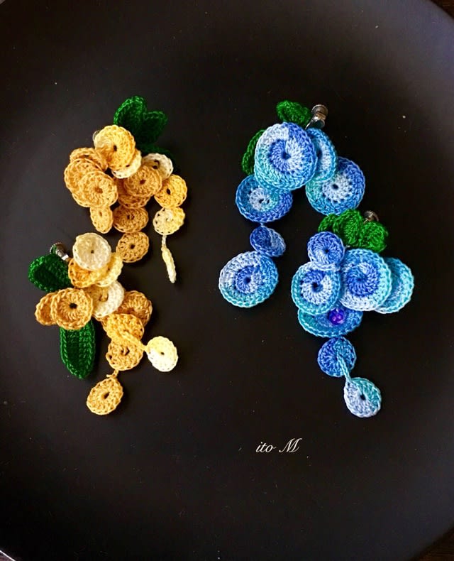 丸を連ねてミモザと朝顔の花のイヤリングを編みました Ito M の 手編みアクセサリーと小物