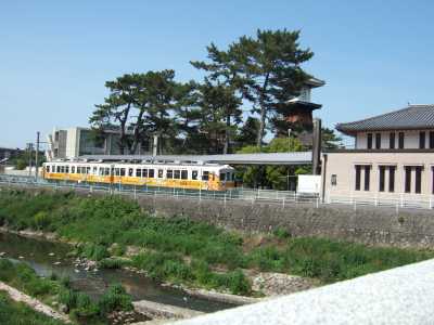 琴電琴平駅と高燈籠