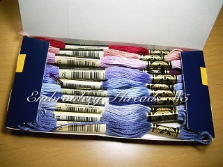 刺繍糸は箱に収納されて 5番の刺繍糸