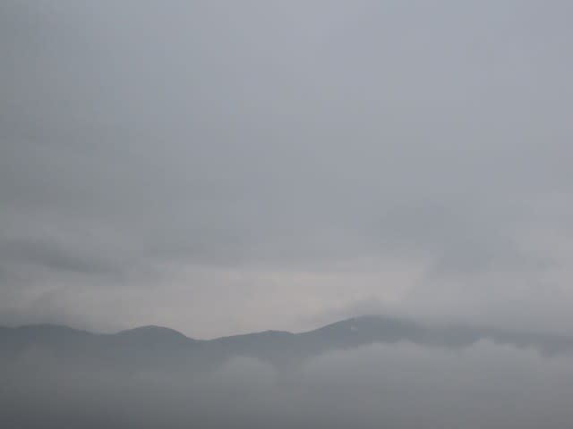 雲の中に浮かぶ東山