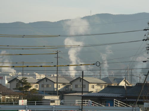 富士電機工場群から立ち上る水蒸気の柱