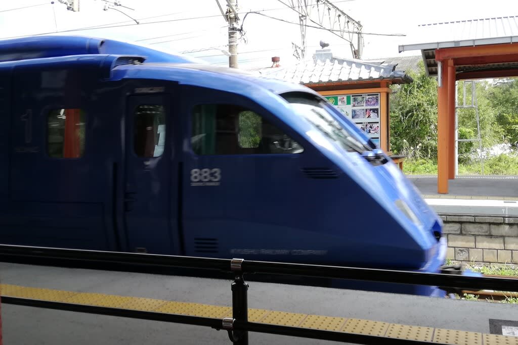 白いソニック5系とブルーメタリック青いソニック8系 日豊本線にて撮影 船と飛行機と電車 きままに