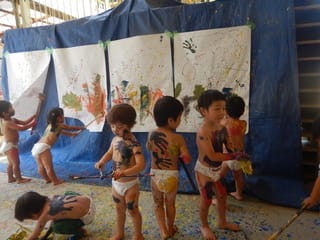 あお 3歳児 ボディーペインティング おおわだ保育園 子どもたちの様子 あお 3歳児 ボディーペインティング おおわだ保育園 子どもたちの様子