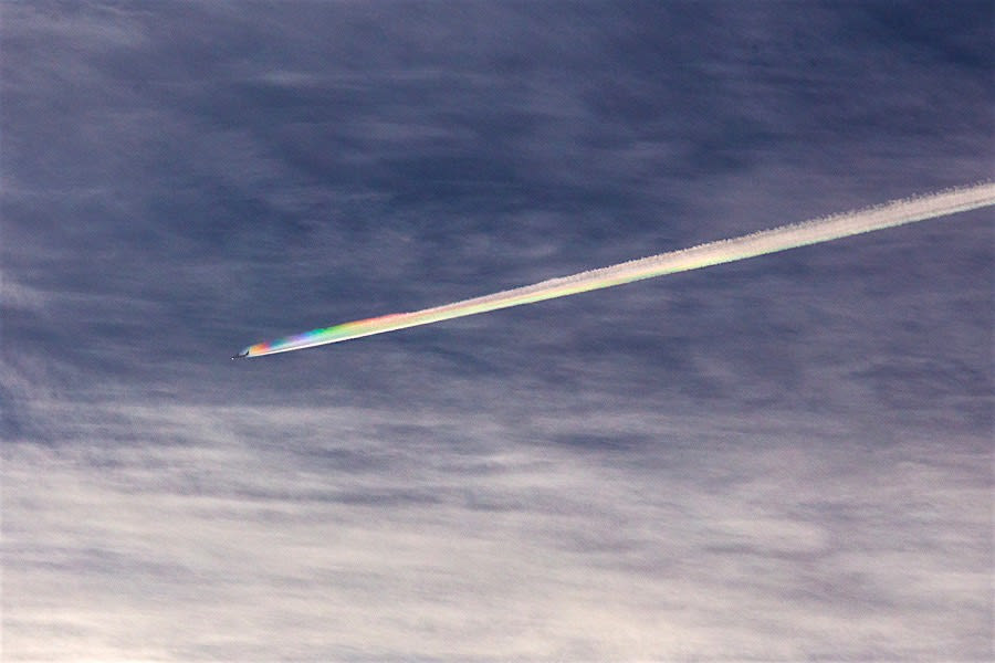 朝日で虹色に染まった飛行機雲 年10月 こつなぎの写真ノート 朝日で虹色に染まった飛行機雲 年10月 こつなぎの写真ノート