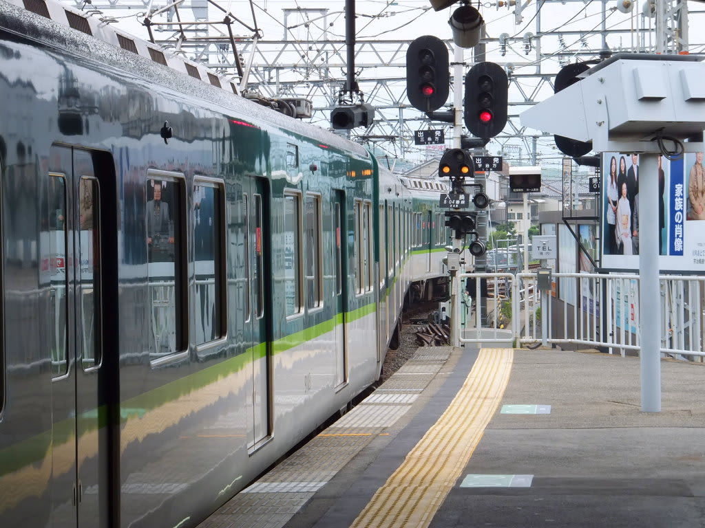 中書島駅4番線停車中の京阪9000系回送