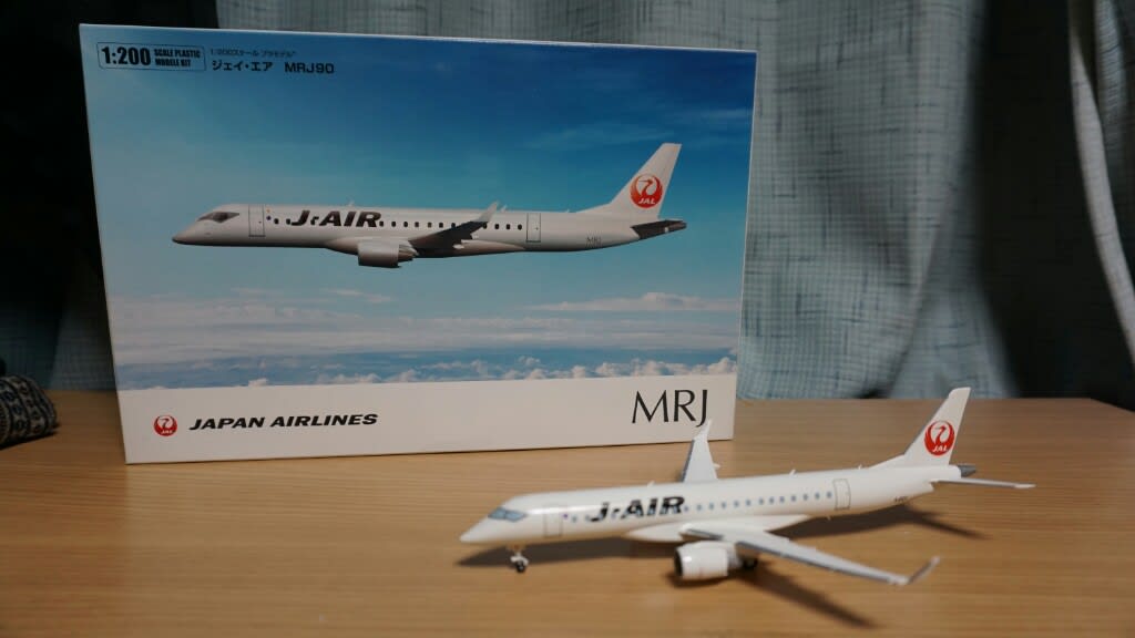 ファインモールド 1/200 MRJ90 J-AIR - 叛逆のぺんた