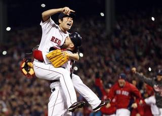 MLBワールドシリーズ レッドソックス・上原浩治が胴上げ投手 MLBワールドシリーズ レッドソックス・上原浩治が胴上げ投手