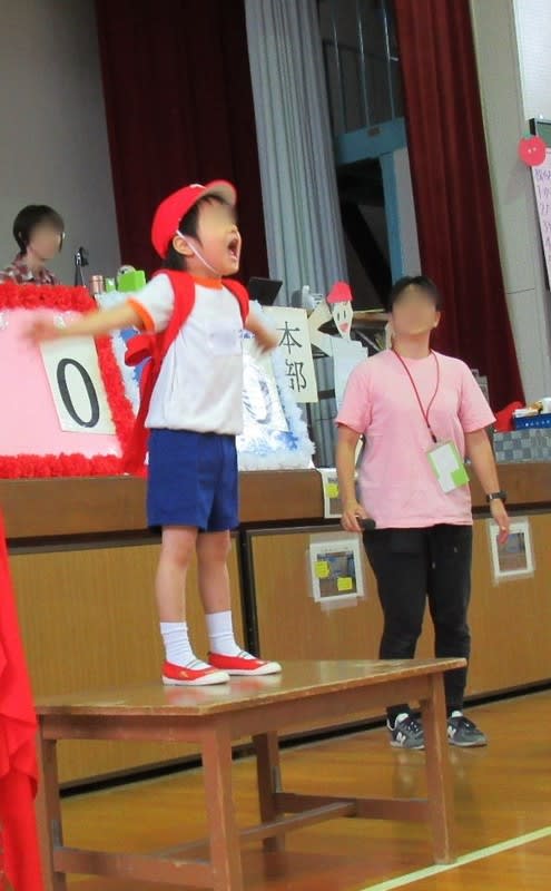 幼稚園の運動会 赤組の応援団長の新しいアングル 2回もupするか 笑 阿智胡地亭のshot日乗