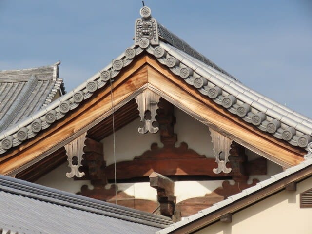 東寺（とうじ）　慶賀門（けいがもん）　南側　魚尾形懸魚（ぎょびけいげぎょ・ぎょびがたげぎょ）