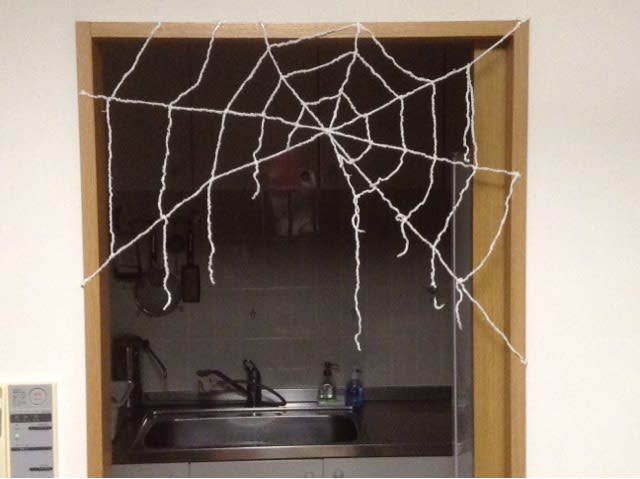 ハロウィン飾り 毛糸のクモの巣 - ワーキングマザーの週末手作り。
