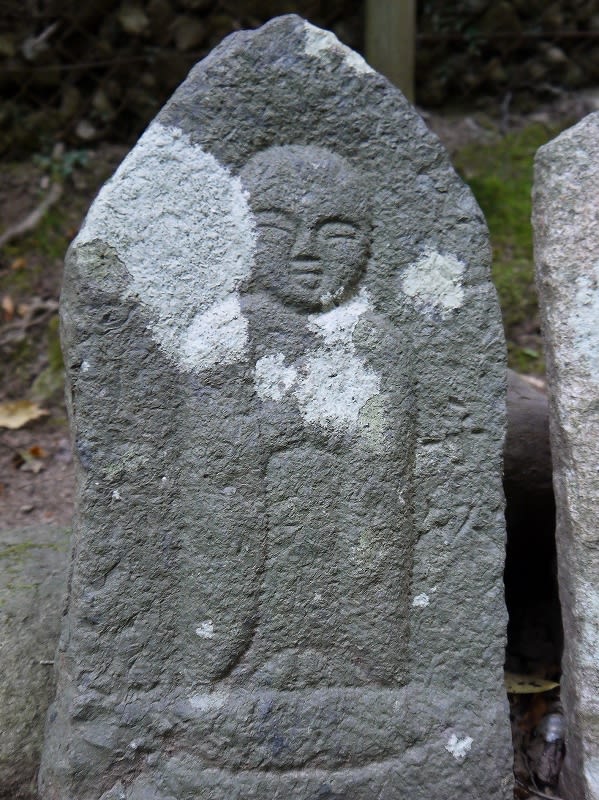 洞の仏頭石 - 奈良の名所・古跡