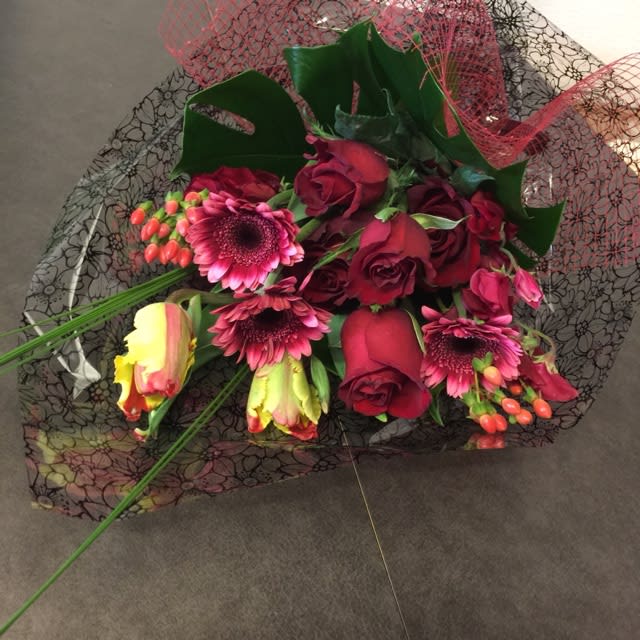赤い花を使って オシャレな花束ラッピング 静岡講師会 Sefa フラワーアレンジメントスクール セファのブログへようこそ