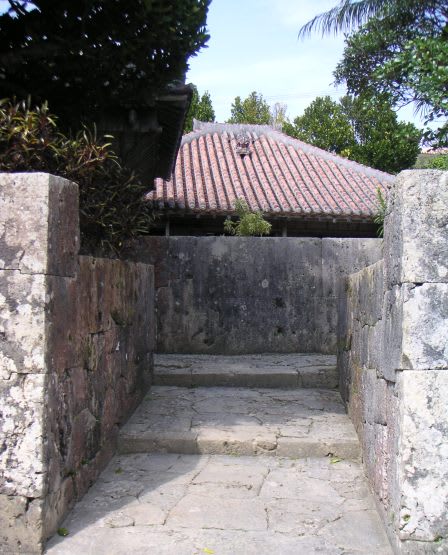沖縄県北中城村の 中村家住宅 昔に出会う旅