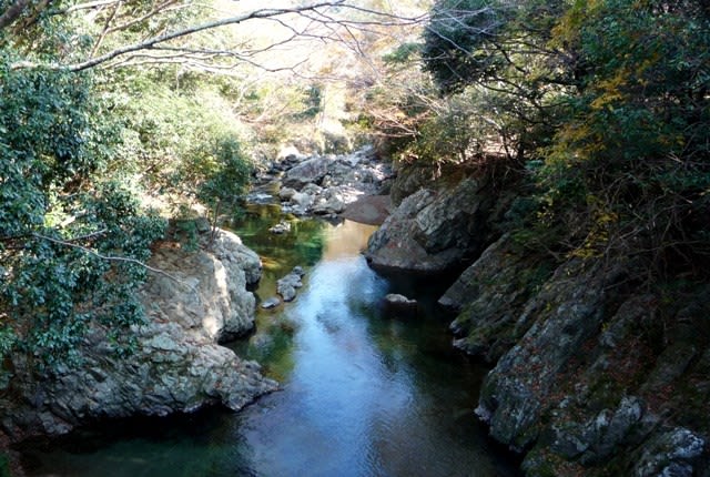 「駒ヶ野・「隆祥橋」から下（しも）を眺めた一之瀬川