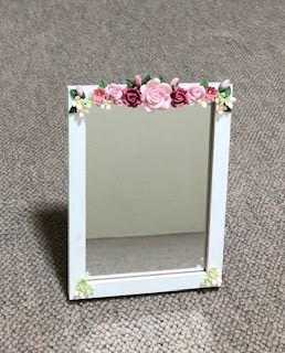 ちょっと小ぶりの鏡にバラの花をデコレーションしました 私を癒す手作りの小物たち