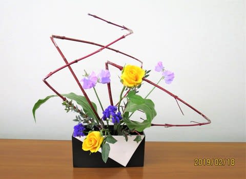 サンゴミズキにバラ ワイヤーを添えてまげた 角形自由花 池坊 花のあけちゃんブログ明田眞子 花の力は素晴らしい 広島で４０年 池坊いけばな 教室 熱心な方々と楽しく生けてます