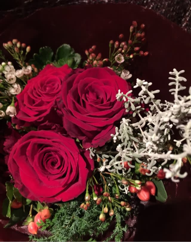 焼肉ハッピーバースデイ ゴージャス真紅の薔薇が素敵ビジュアル花束 Sコ Sちゃん誕生日 うちのyちゃんに感謝 新ひだまりかふぇ