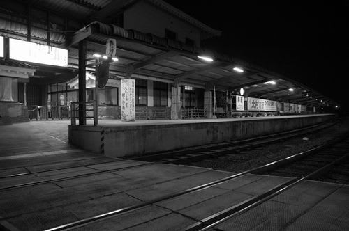 statn028.jpg: 夜の島原駅ホーム