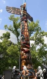 トーテムポール設置 みんぱくの 新しい顔 に 先住民族関連ニュース