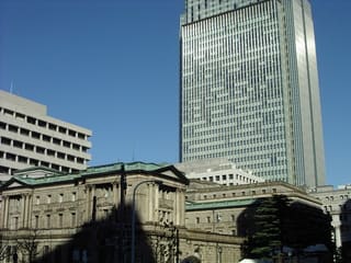 日本橋三井ビルと日銀