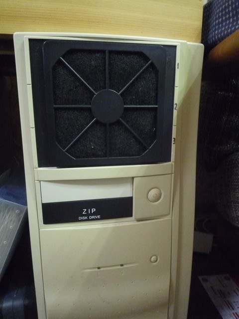 Pcケース冷却ファンのフィルターが痛んできたので 換気扇用フィルターを使ってみました 私のpc自作部屋