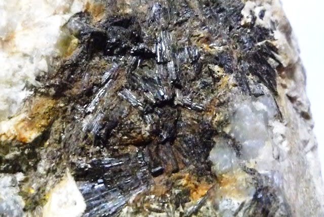 四日市市宮妻峡・冠山林道の露頭産 「リチア電気石を含む晶洞」
