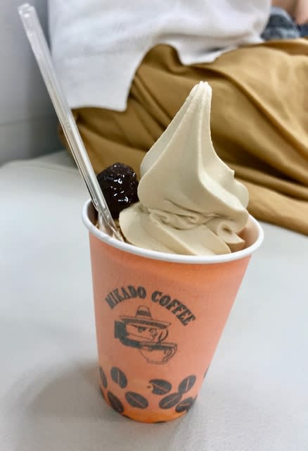 ミカドコーヒーの「モカソフトクリーム」 チクチク テクテク 初めて日本に来たパグと30年ぶりに日本に帰ってきた私