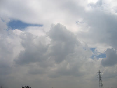 顔で笑って 心で泣いて こころはいつも 空の色 顔で笑って 心で泣いて こころはいつも 空の色