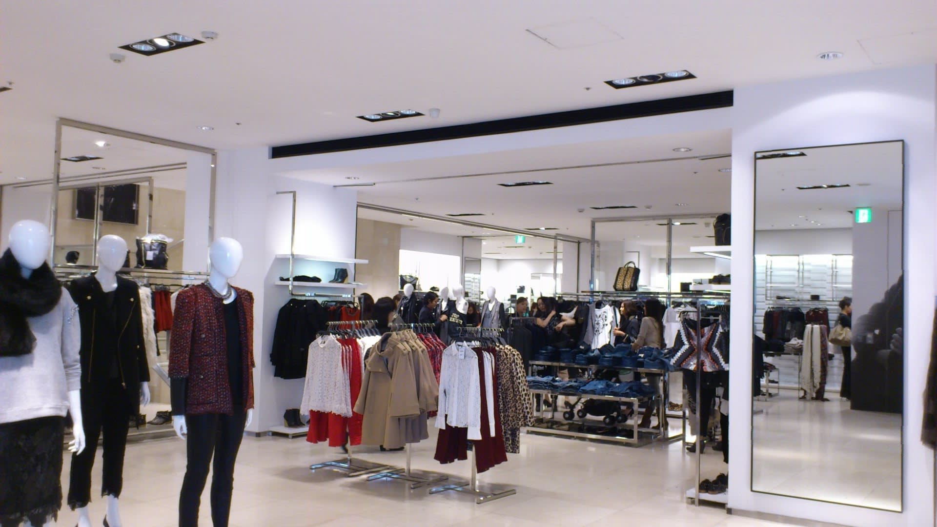 ザラ新宿店 駅側 ビックロの入口と向き合う Zaraはリピーターが多い感じ Thinking Live シンキングライブ ザラ新宿店 駅側 ビックロの入口と向き合う Zaraはリピーターが多い感じ Thinking Live シンキングライブ