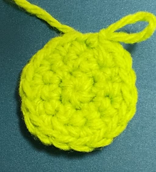 円を編む（細編みで、立ち上がり有り、編み地が表裏になる