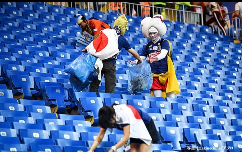 良い例が再び生まれた フランス代表のファンはスタジアムを去る前にゴミ拾いをしました追随するのはどこの国だろう MM のブログ 楽天ブログ
