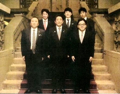 公私混同 安倍首相と秋元康 見城徹らが首相公邸で記念写真 平成エンタメ研究所 公私混同 安倍首相と秋元康 見城徹らが首相公邸で記念写真 平成エンタメ研究所