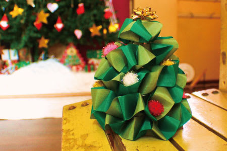 ペットボトルツリーでクリスマスを素敵に演出 東京おもちゃ美術館ブログ