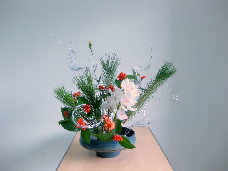 お正月花は 楽しく 真剣に 池坊 花のあけちゃんブログ明田眞子 花の力は素晴らしい 広島で４０年 池坊いけばな 教室 熱心な方々と楽しく生けてます
