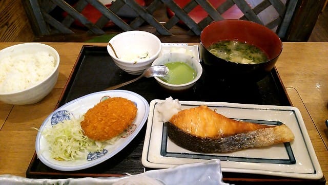 磯丸水産伊勢佐木町店:厚切り甘塩鮭定食