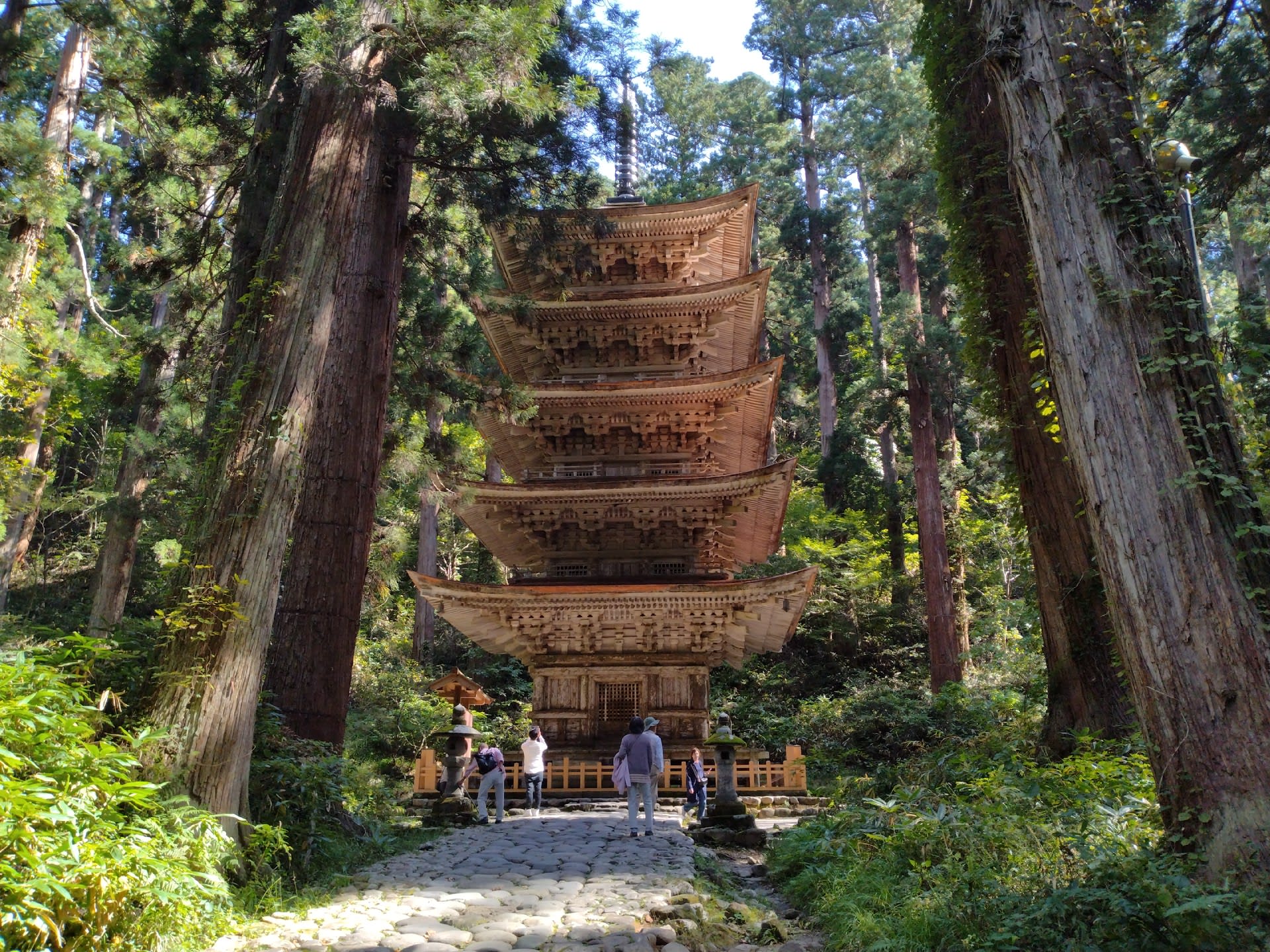 屋根を葺き替えた国宝・羽黒山五重塔