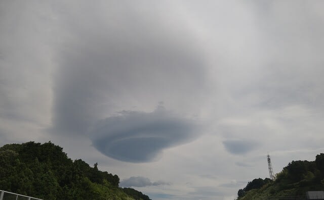 宇宙船のような雲と富士山 - YとYの日々